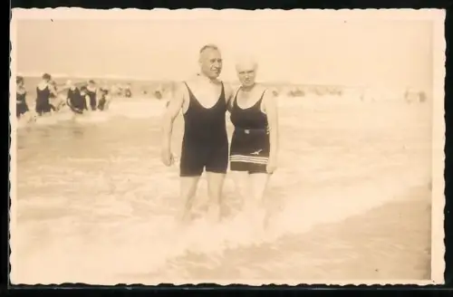 AK Mann und Frau in Badeanzügen im flachen Wasser
