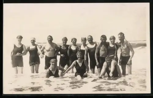 Foto-AK Männer und Frauen in Badekleidung in der Nordsee