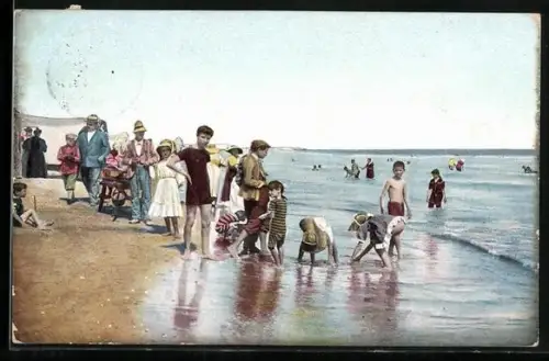 AK Kinder in Badekleidung spielen am Strand