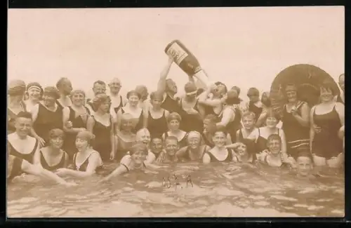 AK Männer und Frauen in Badekleidung mit übergrosser Sektflasche