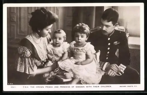AK Kronprinz u. Prinzessin von Schweden mit ihren Kindern