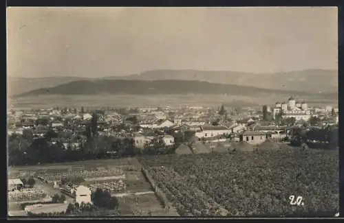 AK Nisch, Totalansicht mit Friedhof und Turmgebäude aus der Vogelschau