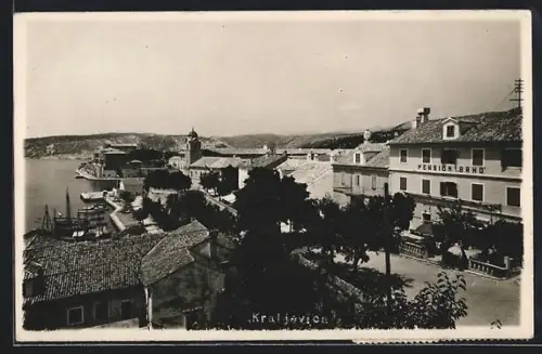 AK Kraljevica, Pension Brno mit Hafen, Kirche und Ort aus der Vogelschau