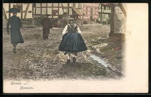 AK Mädchen in hessischer Tracht geht eine mätschige Strasse entlang