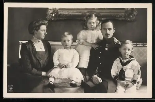 AK Herzog Carl Eduard von Sachsen-Coburg-Gotha in Uniform im Kreis seiner Familie