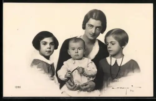 AK S.E. la Contessa Jolanda Calvi di Bergolo con le bimbe Ludovica, Vittoria e Guja