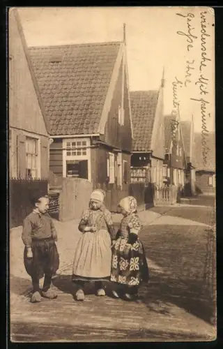 AK Marken /Holland, De dorpsstraat, Kinder in Tracht
