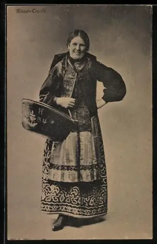 AK Frau mit Korb in Rieser-Tracht