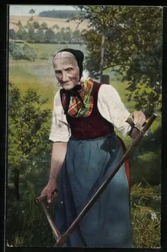 AK Alte Bäuerin mit Sense in hessischer Tracht