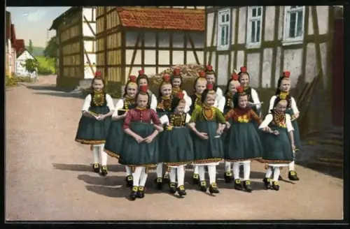 AK Schwälmer Mädchen in Tracht auf einer Strasse