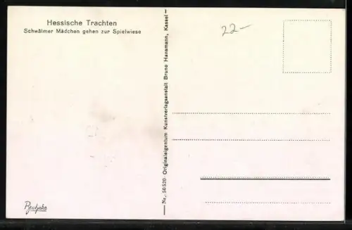 AK Schwälmer Mädchen in Tracht auf einer Strasse