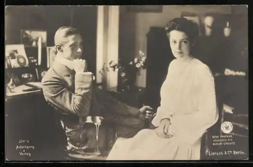 AK Kronprinz Wilhelm von Preussen betrachtet verliebt seine Frau im Arbeitszimmer