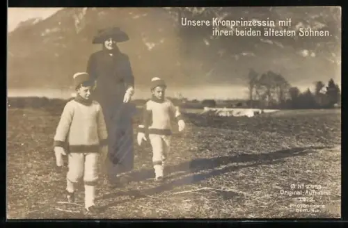 AK Kronprinzessin Cecilie mit ihren ältesten Söhnen auf einem Spaziergang