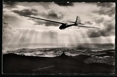 AK Segelflug ins Wolkenmeer und Sonnenstrahlen, Segelflugzeug
