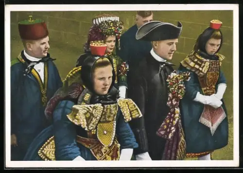 AK Schwälmer Brautpaar in Tracht im Hochzeitszug