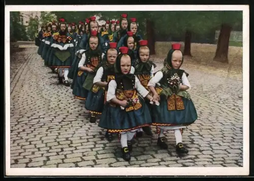 AK Hessische Trachten, Schwälmer Kinder im Festschuck auf der Kirmes