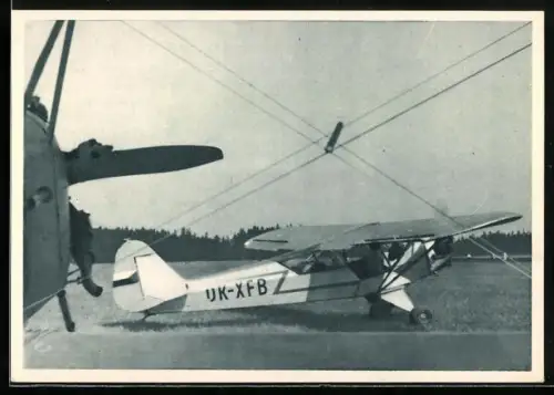 AK Flugzeug vom Typ Lietadlo Piper Cub auf der Piste