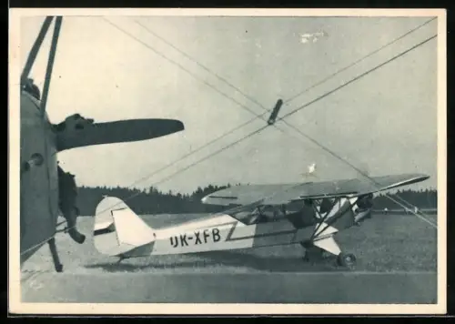 AK Flugzeug vom Typ Lietadlo Piper Cub auf der Piste
