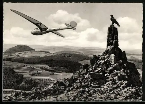 AK Gersfeld, Segelflieger am Fliegerdenkmal mit Blick nach der Milseburg