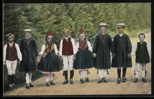 AK Schwälmer Jugend in Tracht auf der Strasse