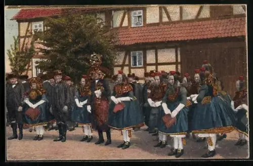 AK Brautpaar wird zur Kirche geleitet, hessische Tracht