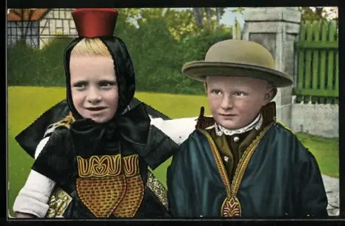 AK Schwälmer Kinder in einer hessischen Tracht, das jüngste Liebespärchen