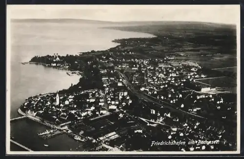 AK Friedrichshafen am Bodensee, Luftaufnahme, Stadtansicht, Ufer, Hafen