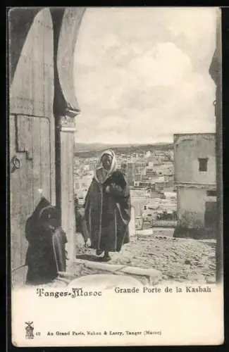 AK Tanger-Maroc, Grande Porte de la Kasbah, arabischer Mann mit Kopfbedeckung