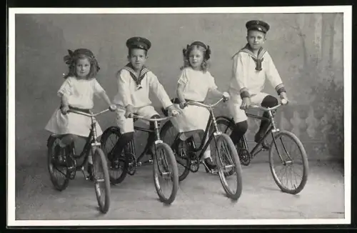 AK Kinder in Maritimer Kleidung auf Fahrrädern
