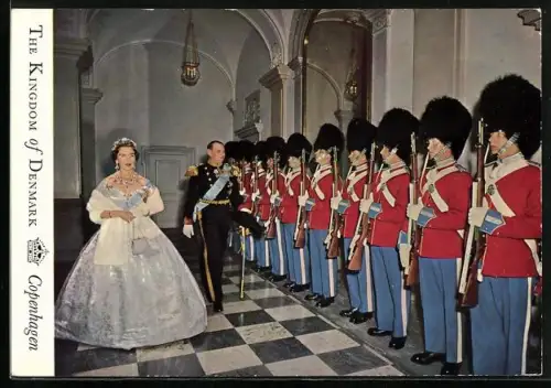 AK Kopenhagen, The Kingdom of Denmark, König u. Königin von Dänemark, Soldaten in Uniformen