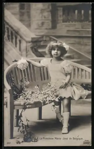 AK Prinzessin Marie-José von Belgien in weissem Kleid mit Haarschleife