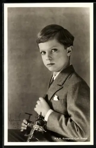 AK Kronprins Carl Gustaf als niedlicher Bube im Anzug