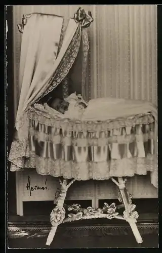 AK Prinsessan Birgitta von Schweden als Baby im Bett