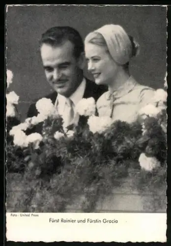AK Schauspielerin Grace Kelly mit Fürst Rainier auf dem Balkon des Schlosses