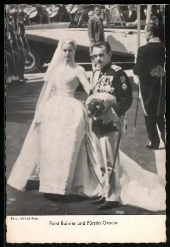 AK Fürst Rainer von Monaco und Fürstin Gracia auf dem Weg zur kirchlichen Trauung in der Kathedrale von Monaco
