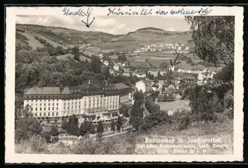 AK St. Joachimsthal, Kurgebäude und Ortsansicht aus der Vogelschau
