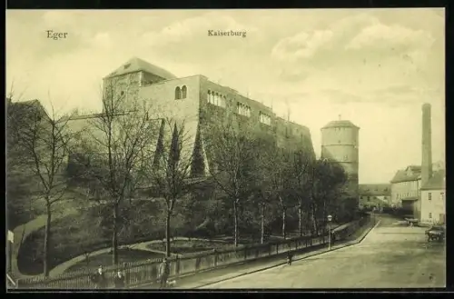 AK Eger, Kaiserburg mit Anlage, Strasse und Fabrik