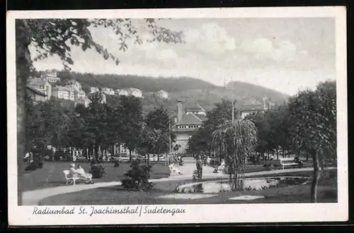 AK St. Joachimsthal /Sudetengau, Parkpartie mit Teich und Ortsblick