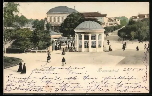 AK Franzensbad, Franzensquelle mit Strasse, Panorama
