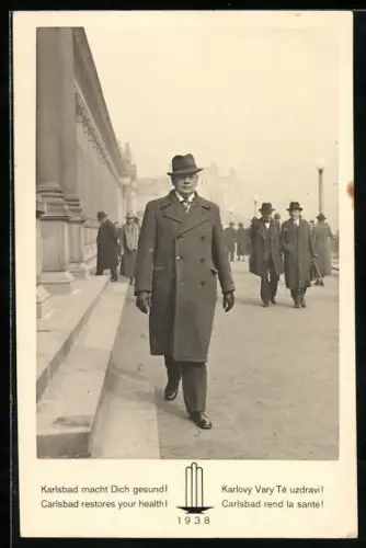 AK Karlsbad, Strassenpartie mit Passanten 1938