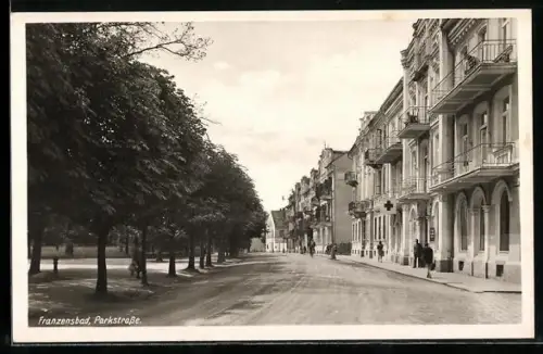 AK Franzensbad, Parkstrasse m. rotes Kreuz Fahne