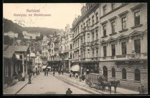 AK Karlsbad, Marktplatz mit Marktbrunnen, K.K. Post und Kutsche