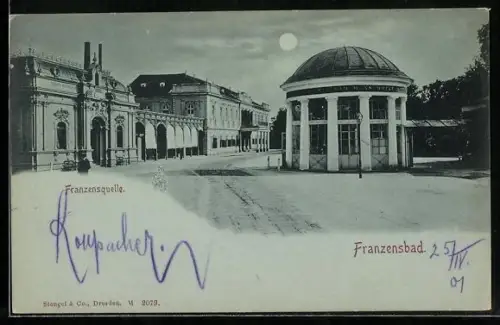Mondschein-AK Franzensbad, Franzensquelle mit Strassenpartie