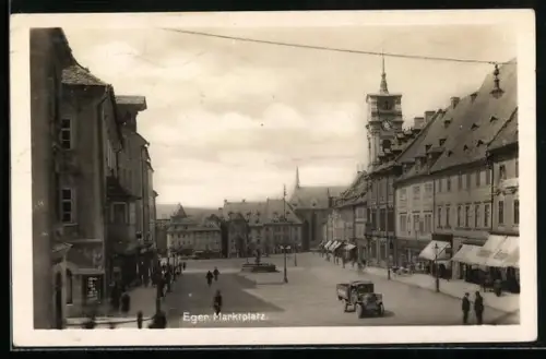 AK Eger, Marktplatz, Strassenpartie mit Geschäften