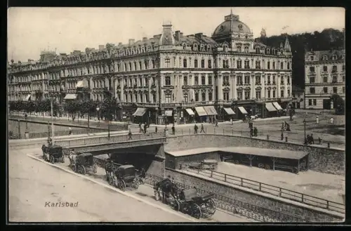 AK Karlsbad, Strassenpartie mit Kutschen