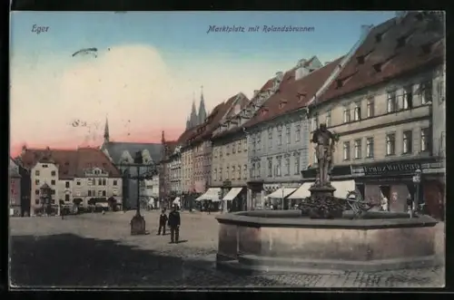 AK Eger, Marktplatz mit Rolandsbrunnen, Colonialwaren von Franz Wollrab und andere Geschäfte