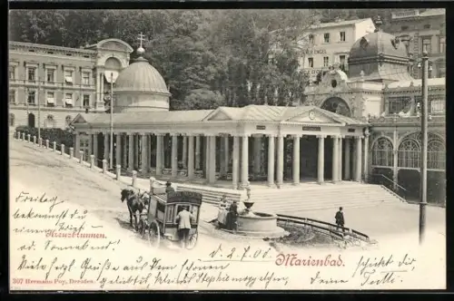 AK Marienbad, Kreuzbrunnen, Kuppelgebäude, Zierbrunnen, Kutsche