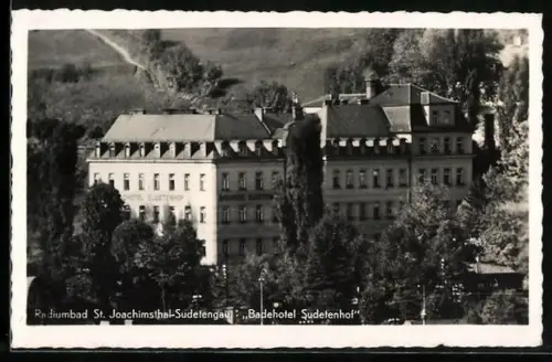 AK St. Joachimsthal /Sudetengau, Badehotel Sudetenhof aus der Vogelschau