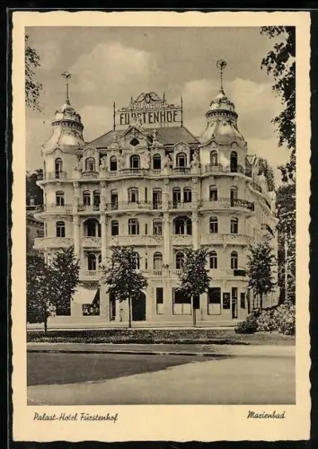 AK Marienbad, Palast-Hotel Fürstenhof, Ansicht von einer Parkanlage aus