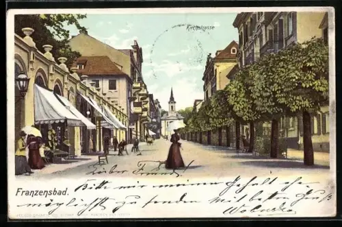 AK Franzensbad, Kirchgasse mit Geschäften und Passanten